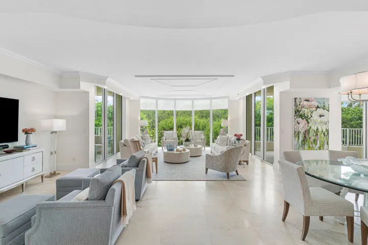 AN OPEN FLOOR PLAN PERFECT FOR ENTERTAINING