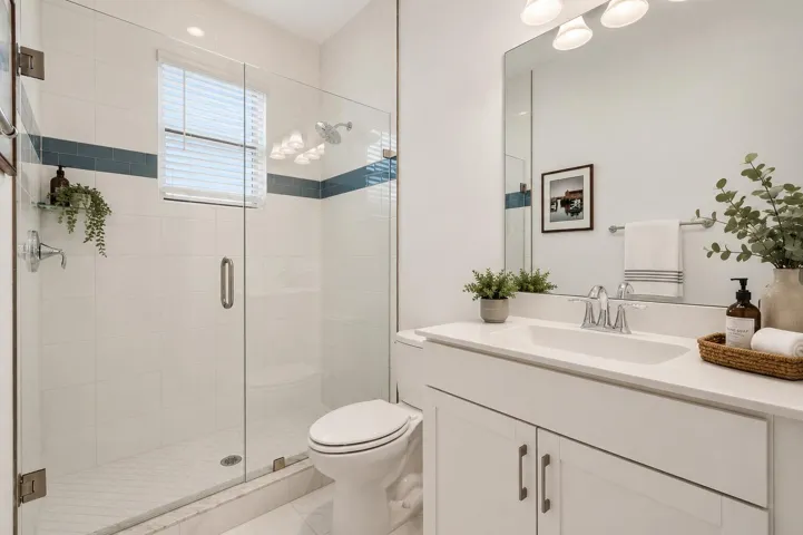 Guest Bath en-suite