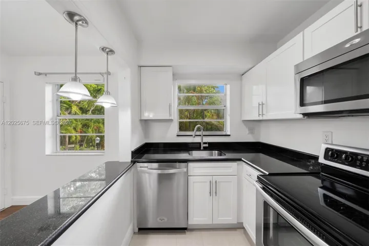 Updated kitchen w/ snack bar
