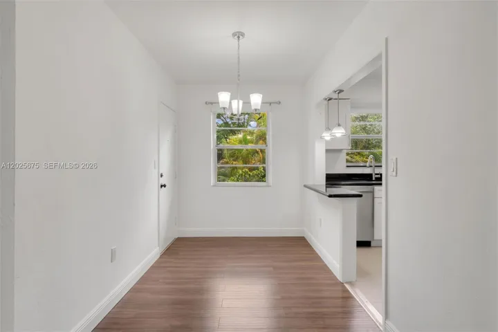 Dining space for 4-6 seater table