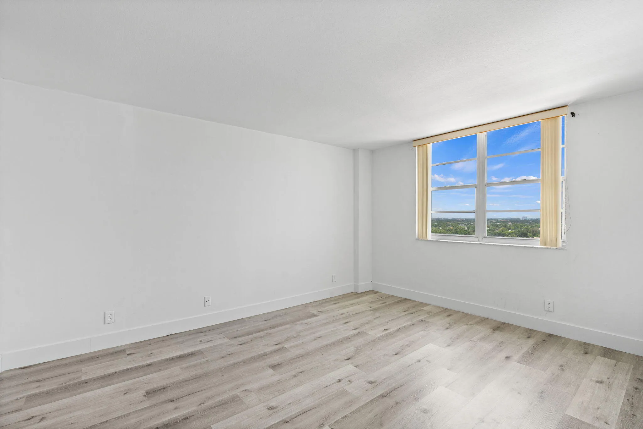 17-web-or-mls-1900 S Ocean Blvd 10J, Pom