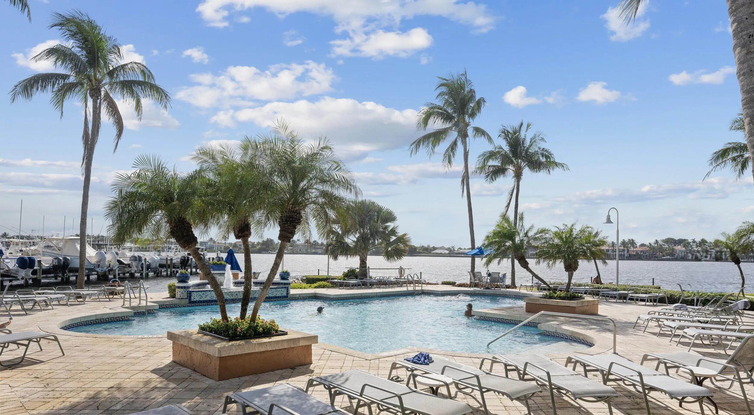 Yachtclub pool
