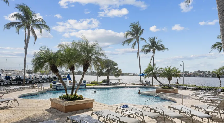 Yachtclub pool