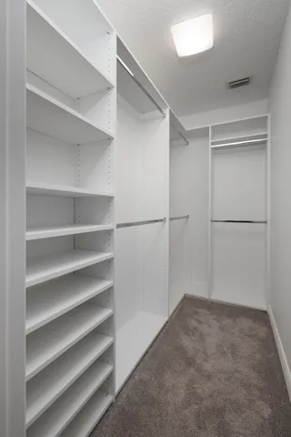 MASTER WALK-IN CLOSET