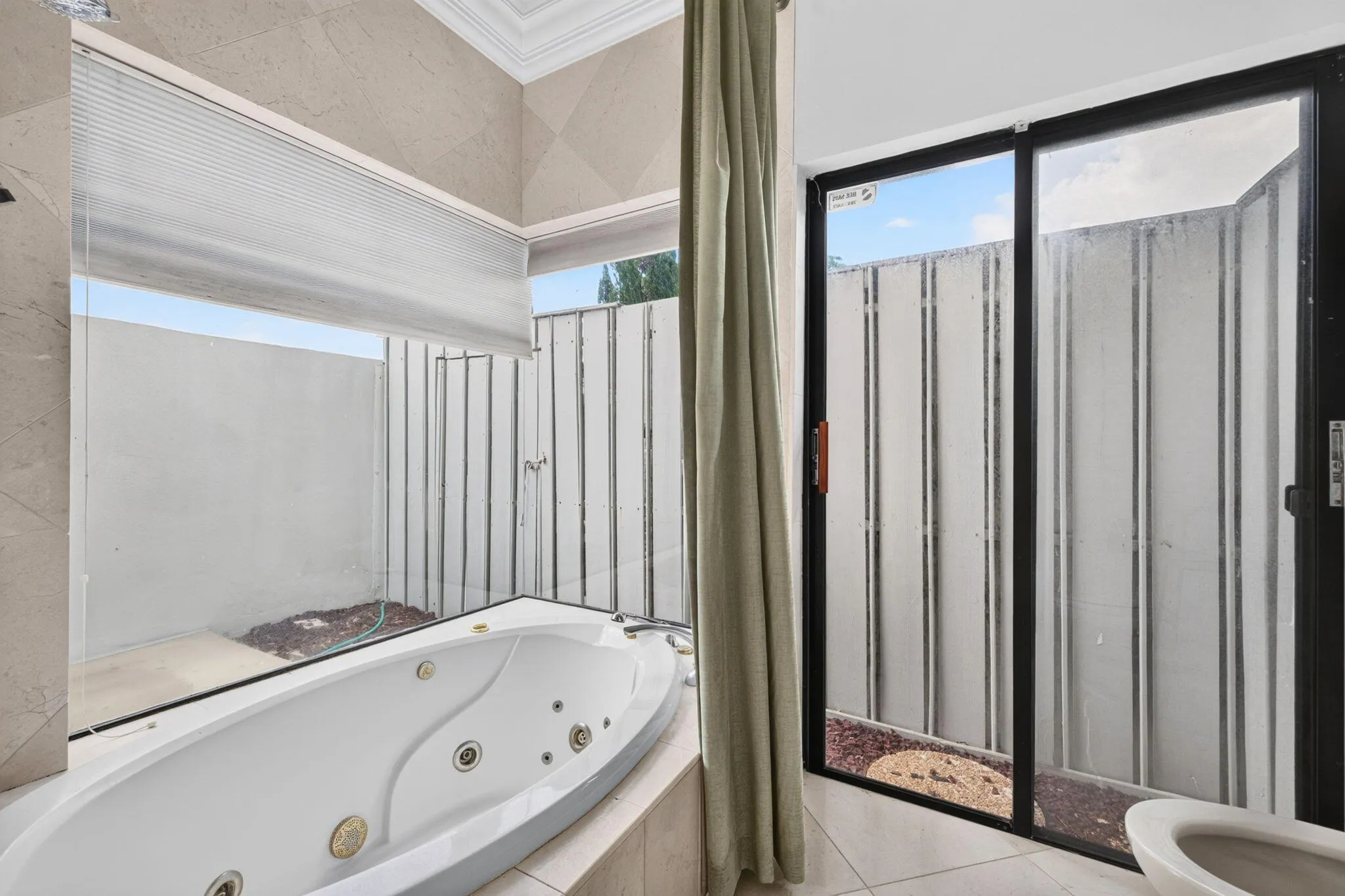 035-Main-Bath-Soaking-Tub