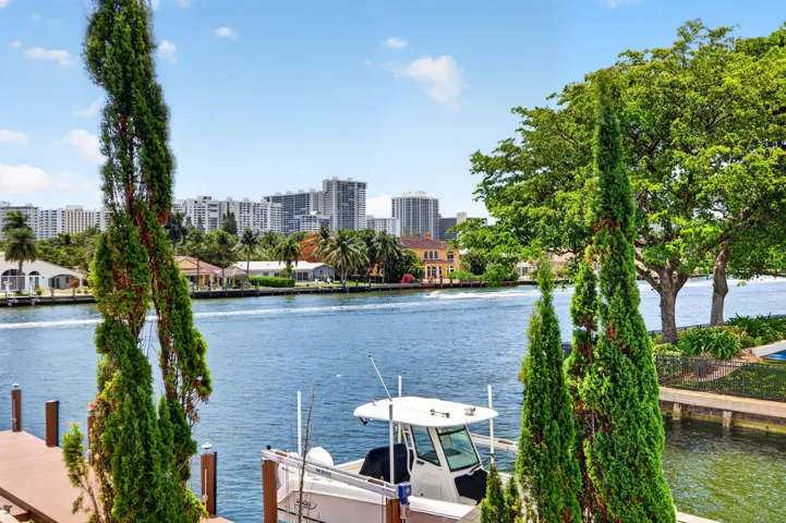 Breathtaking Balcony Wide-angle of Intracoastal View