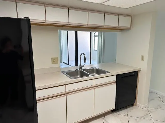 PassThrough to Living/Dining area