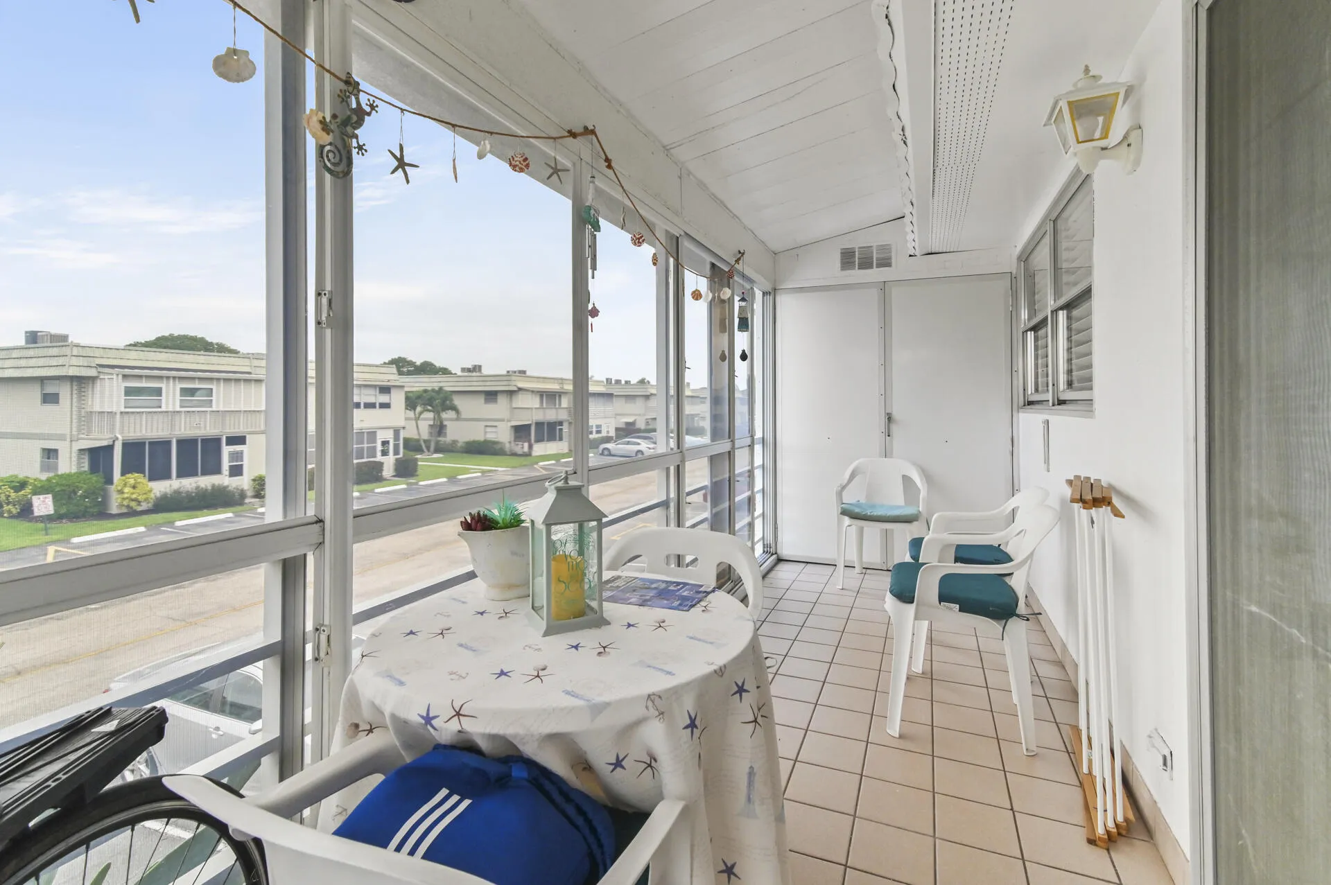 21 Balcony 01