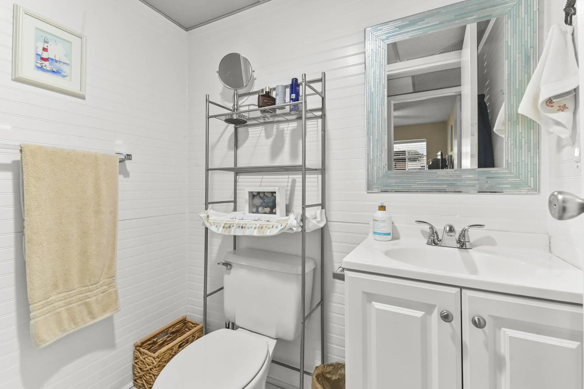 16 Bathroom 01