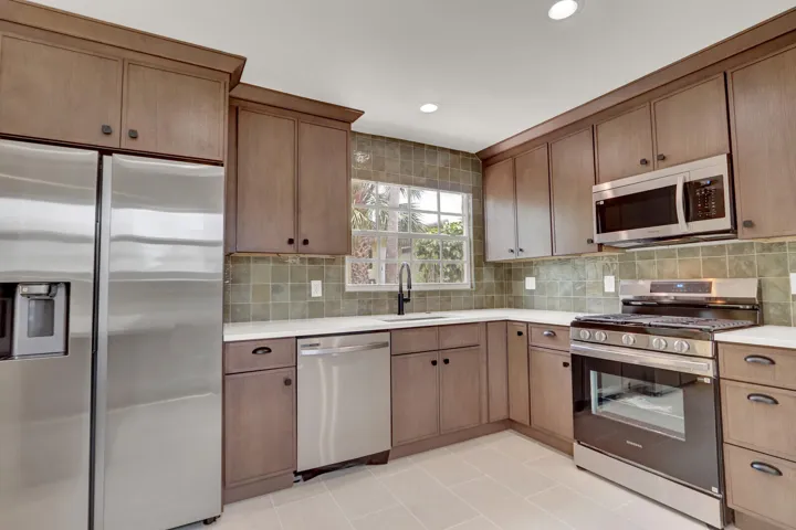 Updated kitchen & appliances