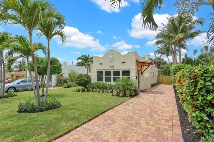 Beautiful paver drive