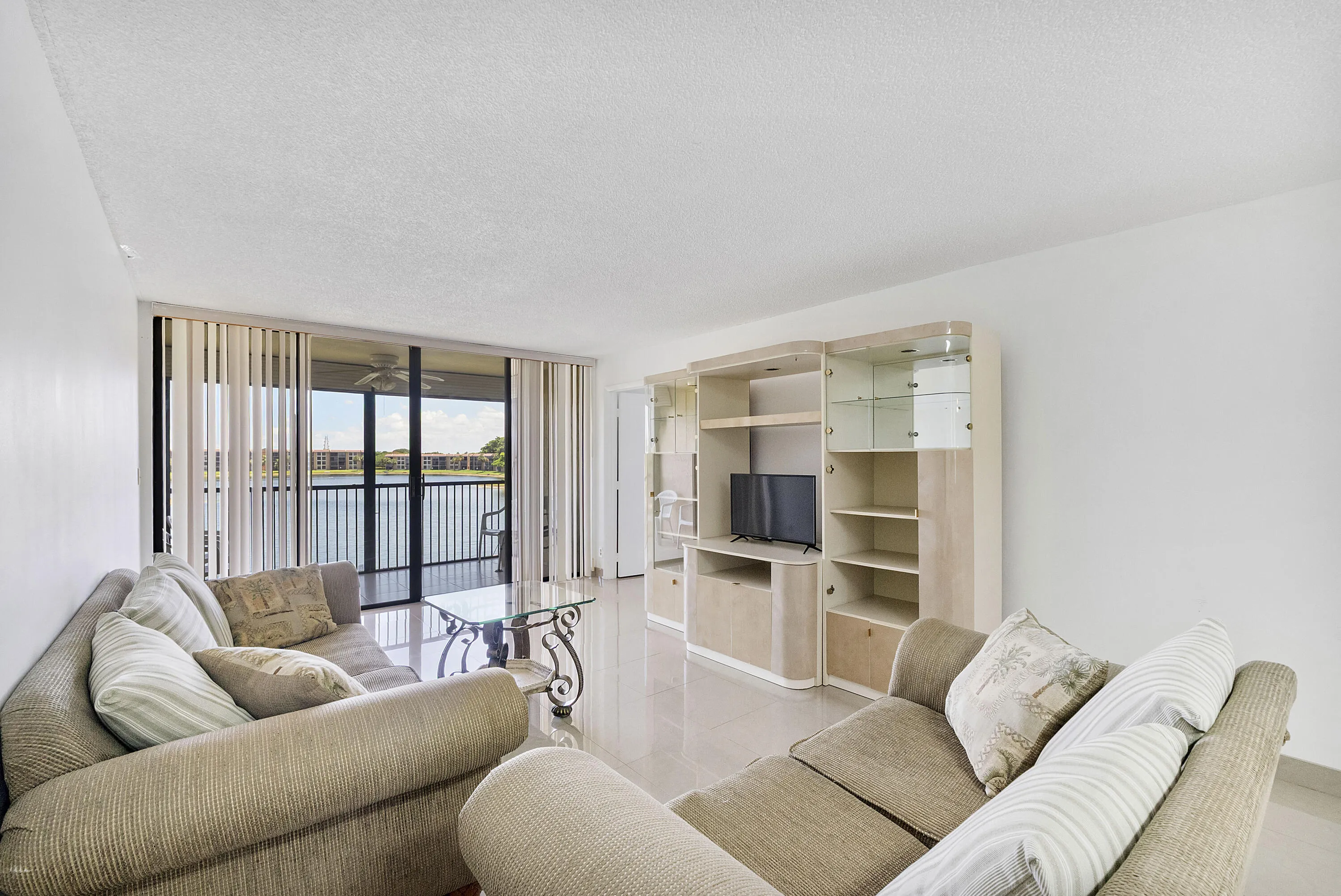 5828 Coral Lake Dr u304_046