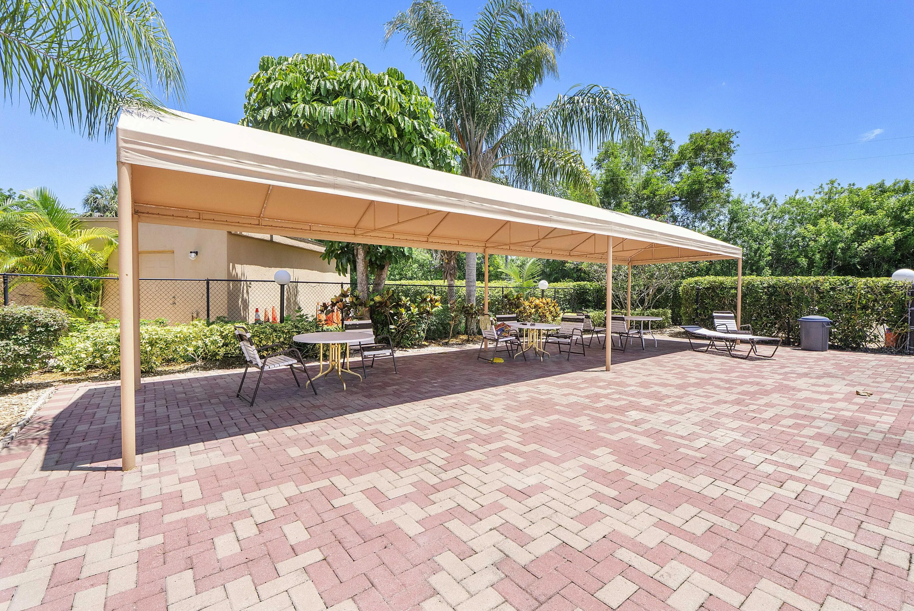 5828 Coral Lake Dr u304_057