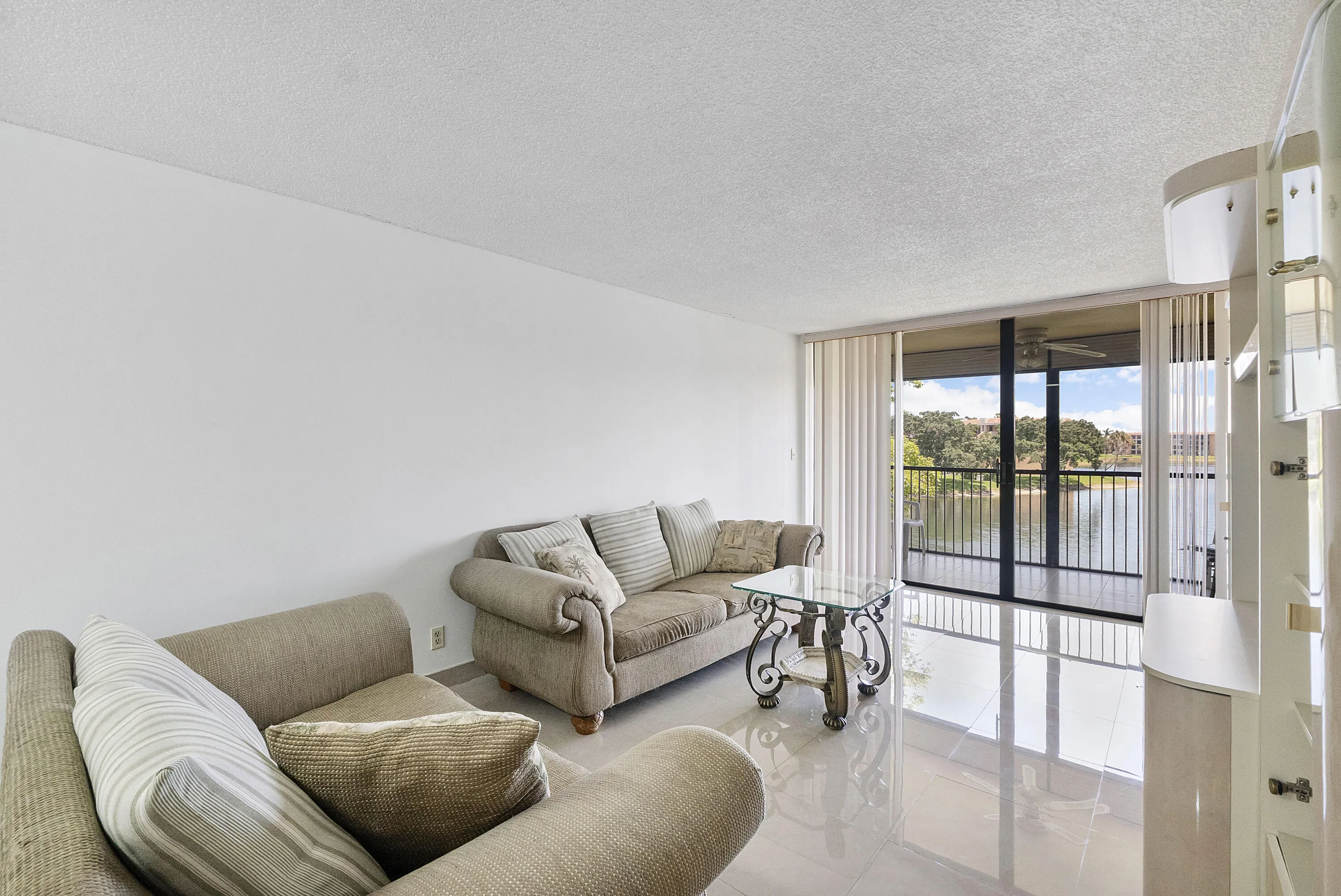 5828 Coral Lake Dr u304_047