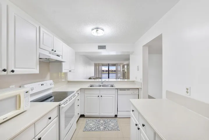 5828 Coral Lake Dr u304_043