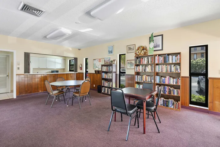 5828 Coral Lake Dr u304_056