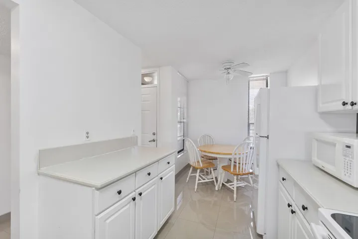 5828 Coral Lake Dr u304_040