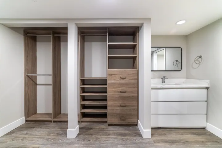 Walk In Closet-E