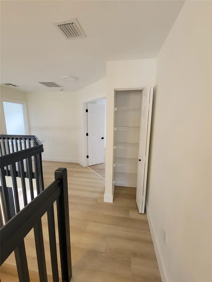 Hallway/Linen Closet
