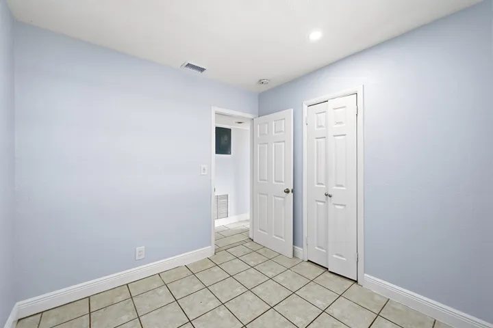 28_bedroom