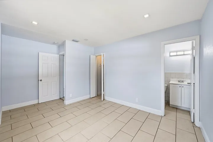 20_primary bedroom