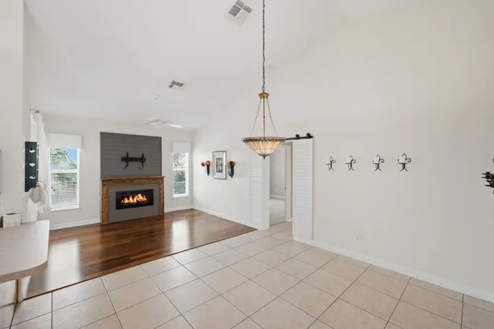 28-web-or-mls-426-ne-vanda-terrado
