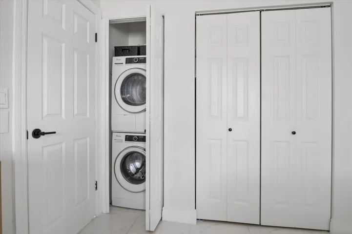 Washer/dryer in Primary