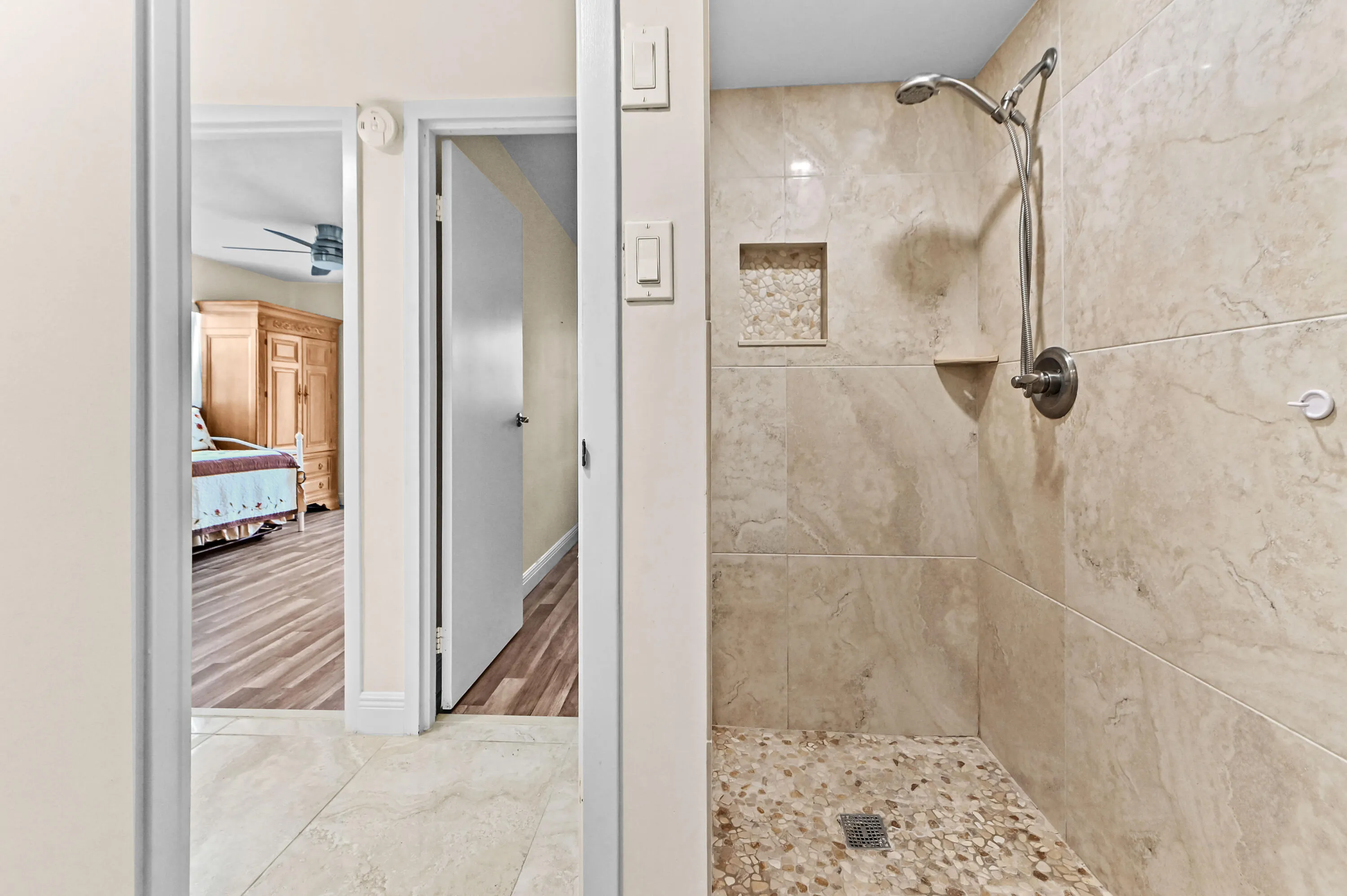 17 Bathroom 02