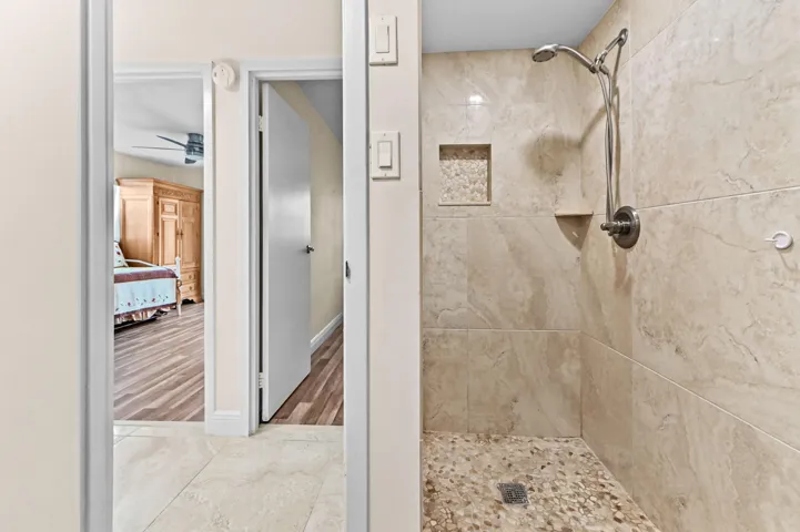17 Bathroom 02
