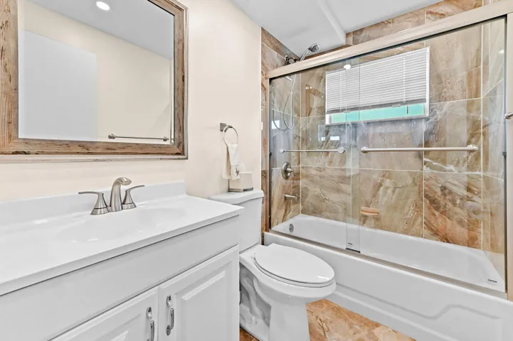 18 Bathroom 03
