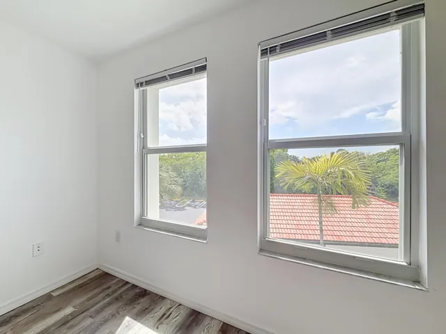 1119 Villa Circle-43