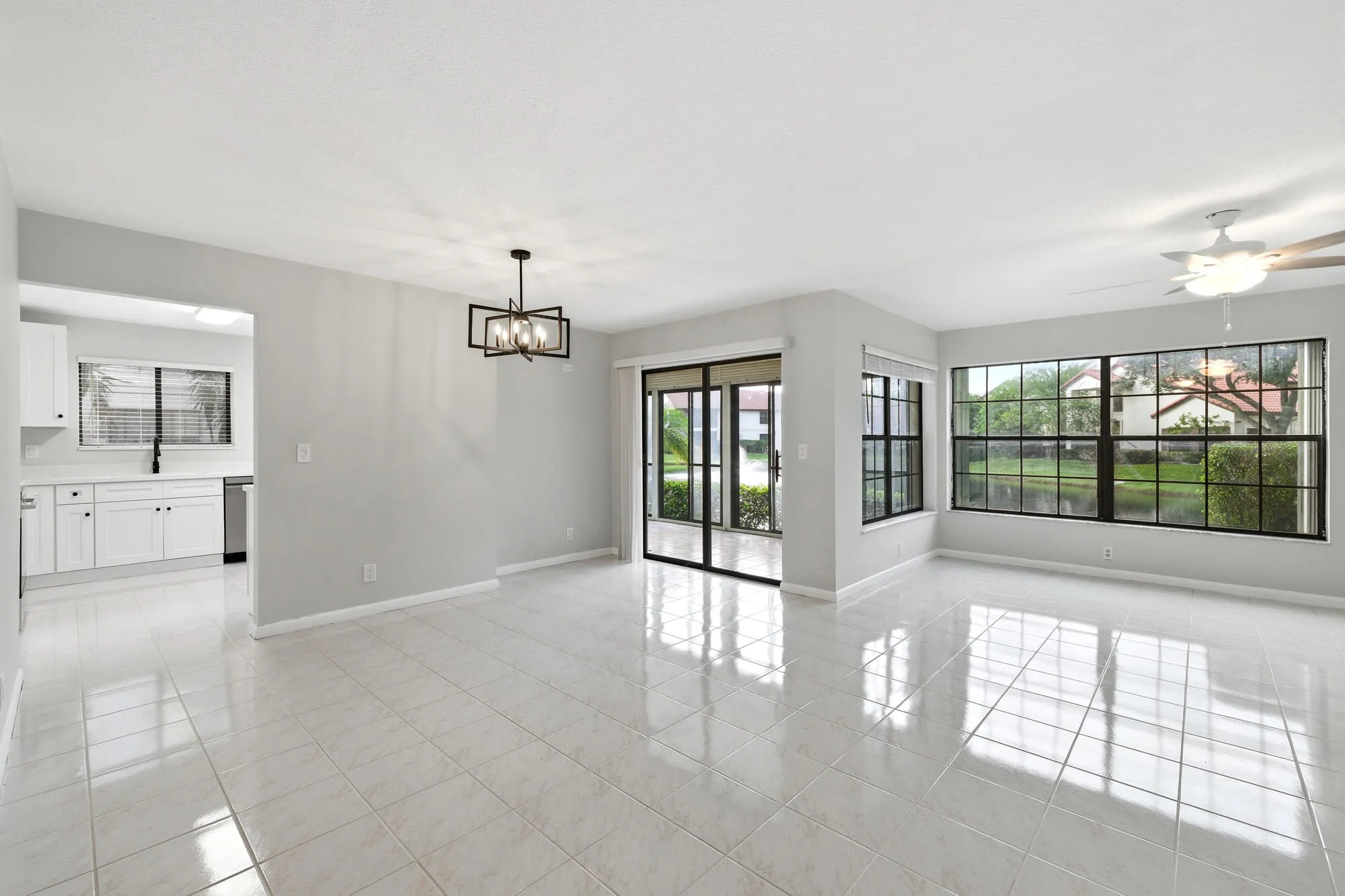 Spacious living/dining combo, lake view