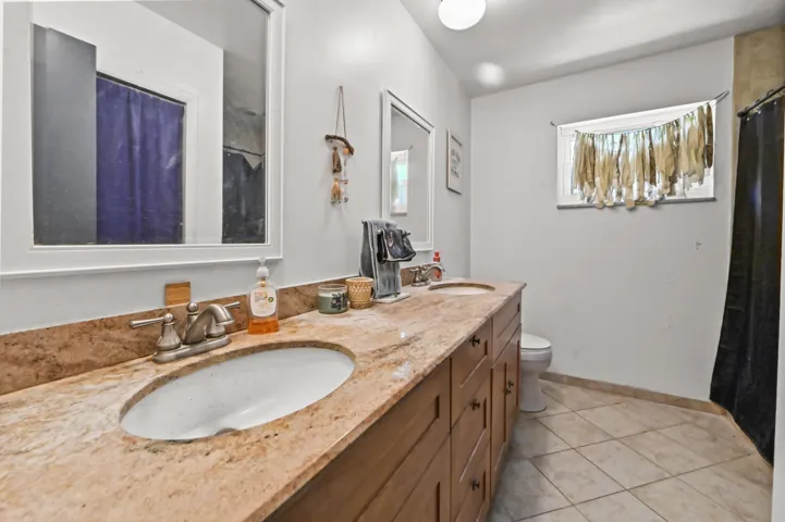 22 Bathroom 01