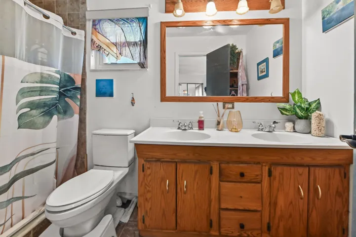 25 Bathroom 01