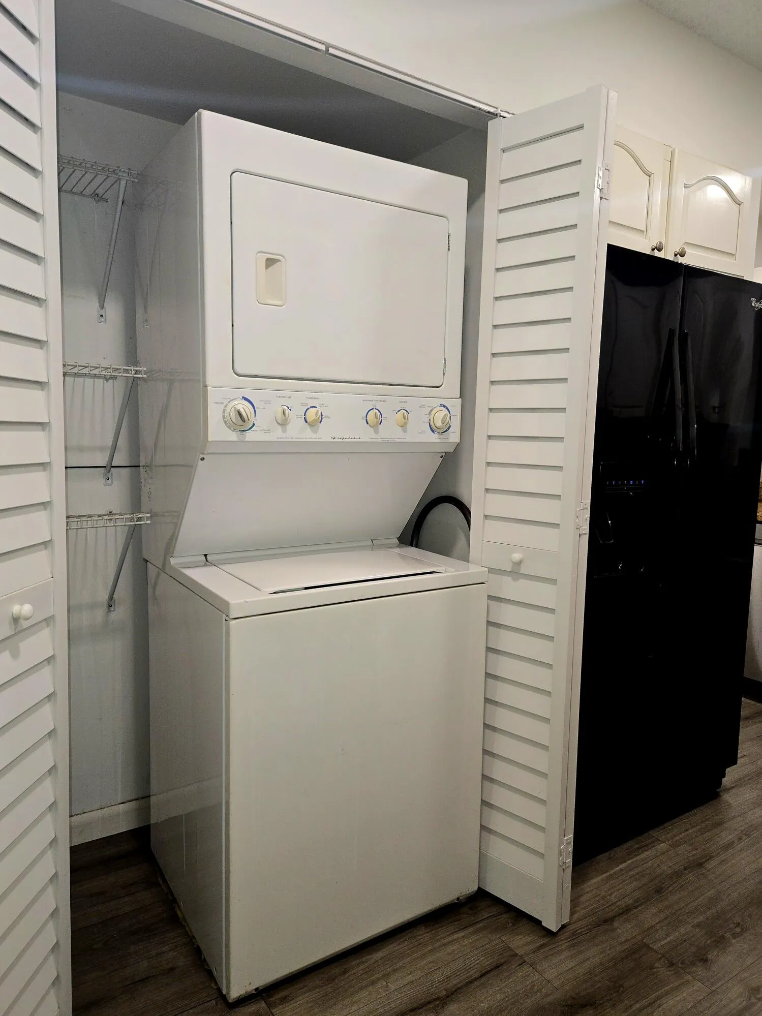 Full Size Washer Dryer in Unit