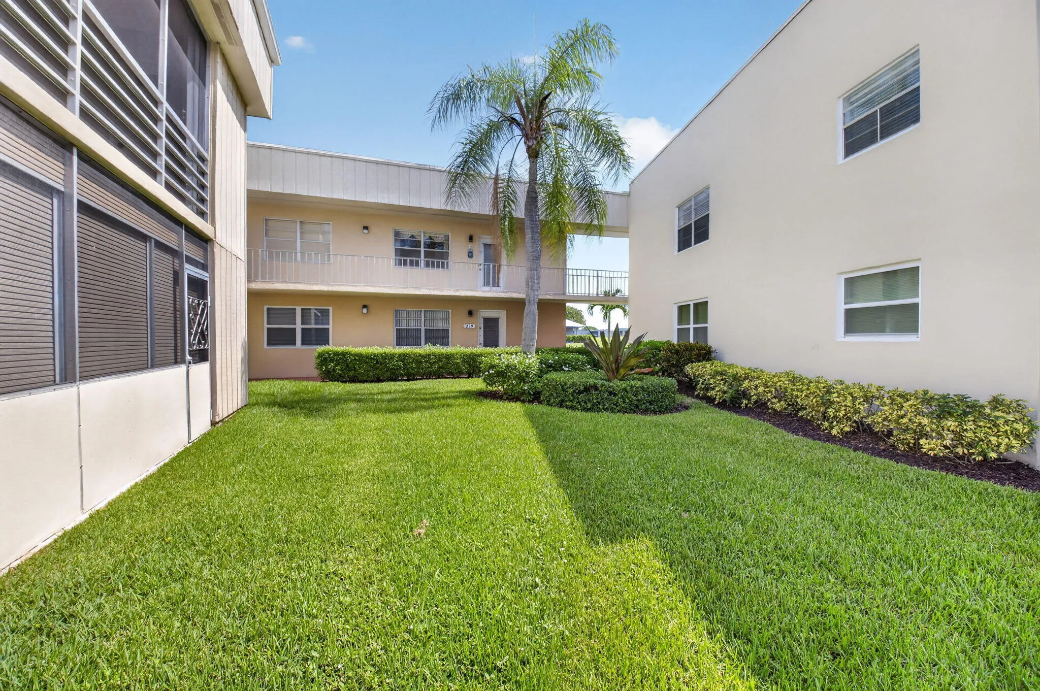 One of the best buildings in Kings Point! Well maintained and landscaping!