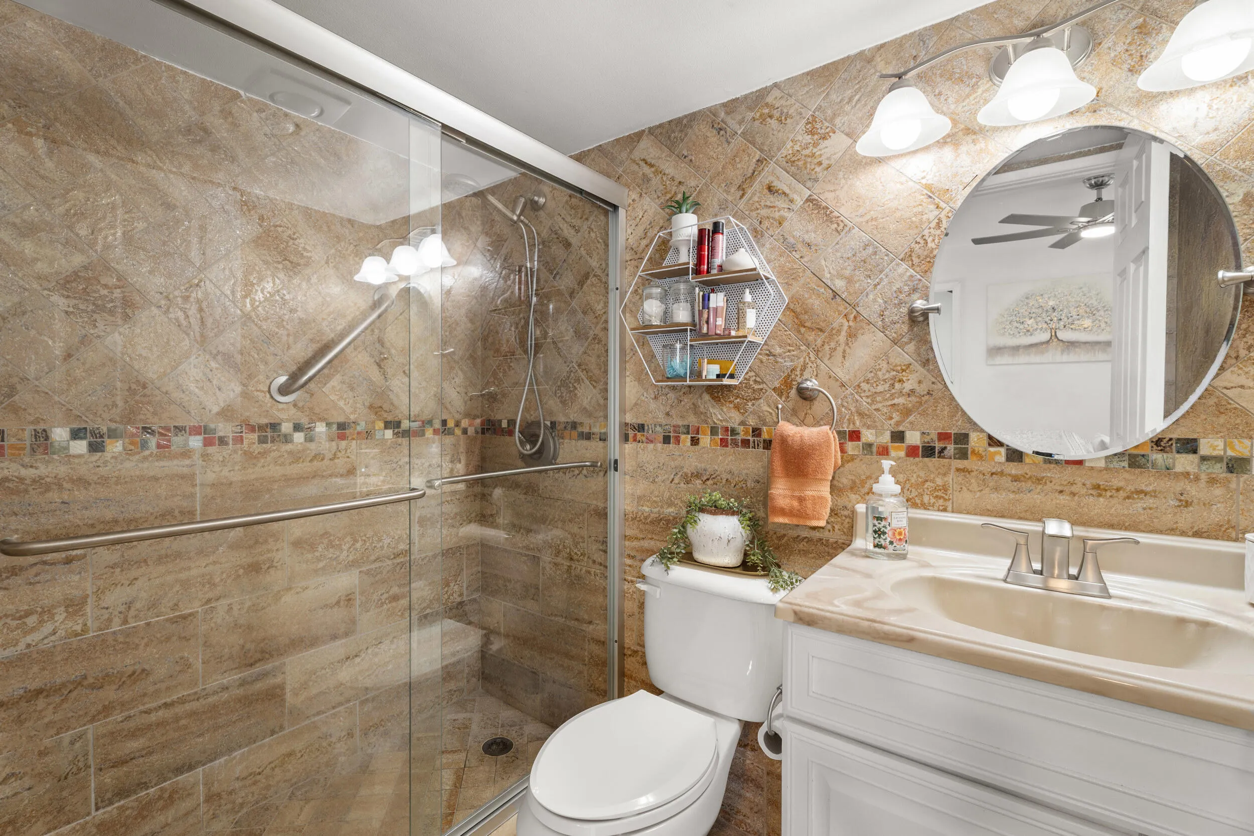 Primary/ Full Bathroom