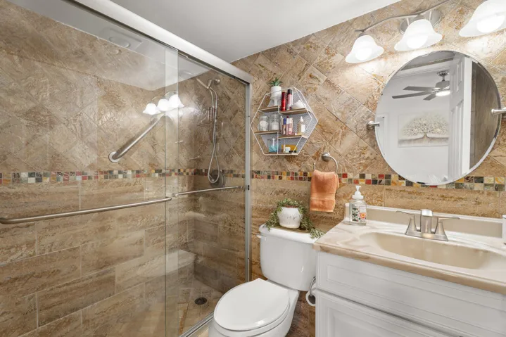 Primary/ Full Bathroom