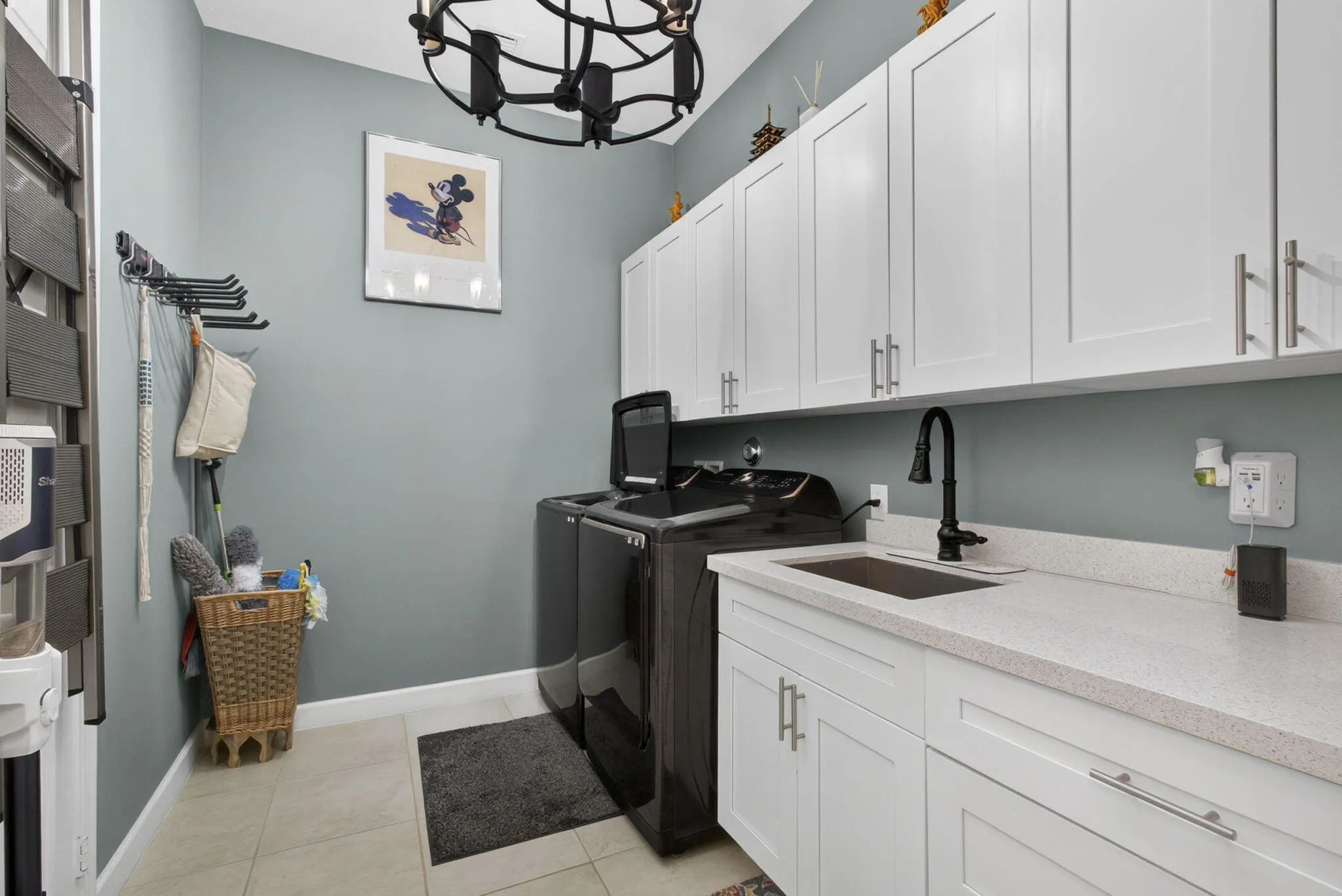 laundry room w/sink and cabinets