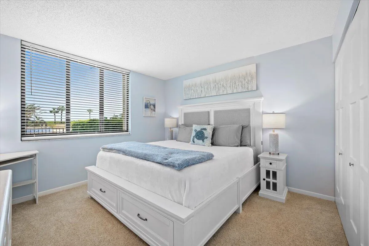 Guest Bedroom - king bed