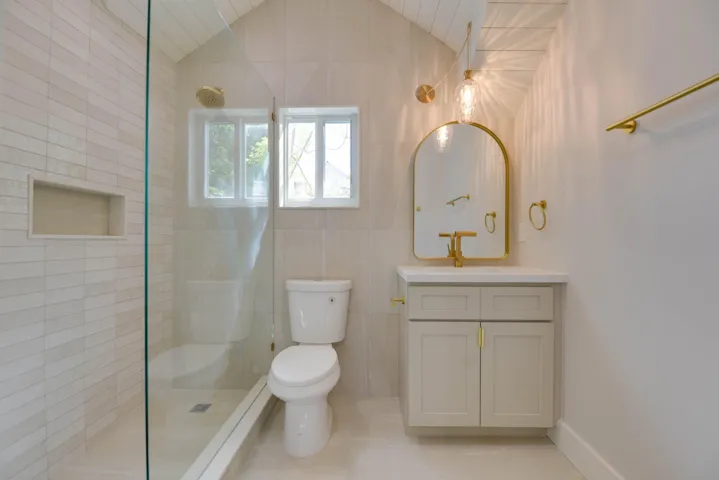 Full Bathroom in Bedroom 3