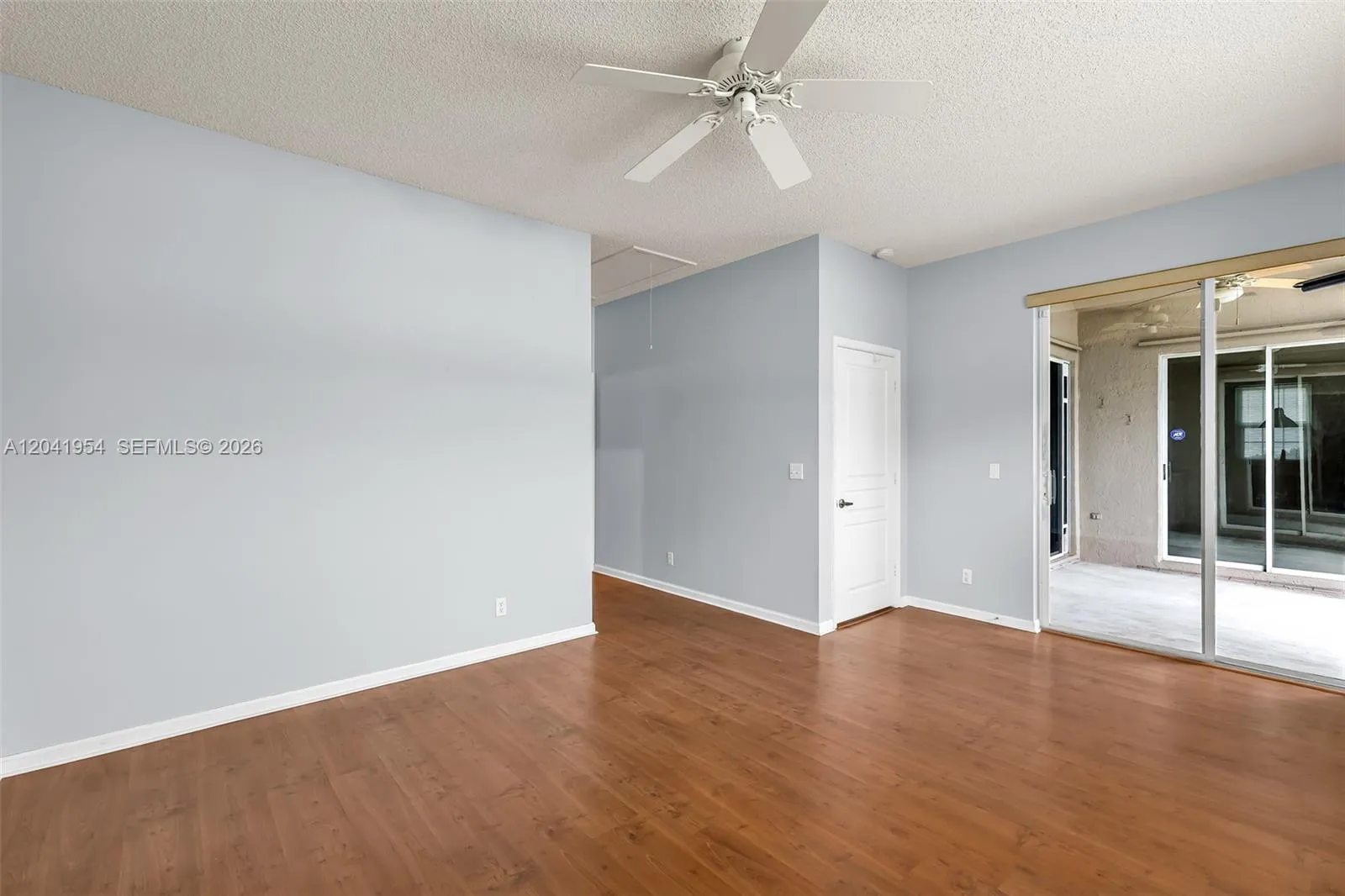 PRIMARY BEDROOM WITH ACCESS TO SCREENED PATIO