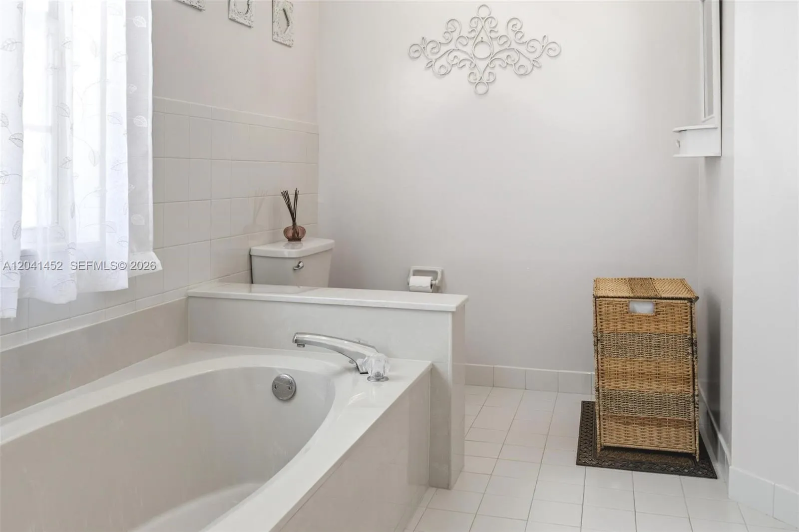Features a Roman Tub!