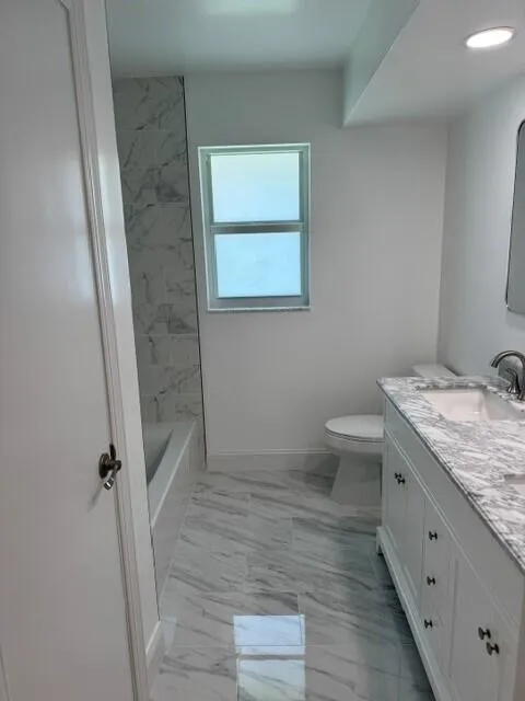 Double sink vanity/ mirror/lighting/bathtub/fresh paint 2026.