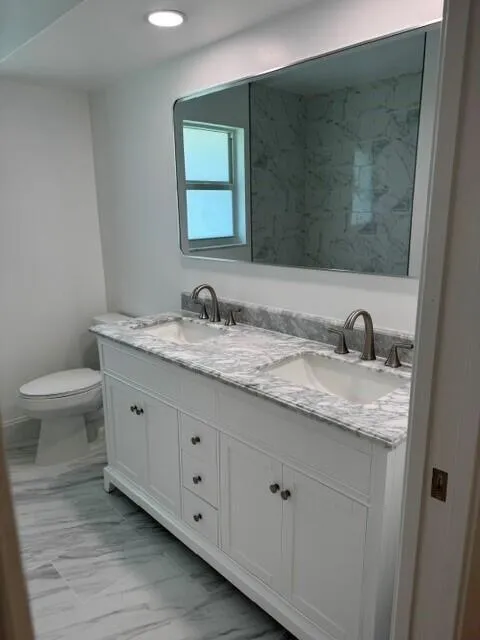 Double sink vanity/ mirror/lighting/bathtub/fresh paint 2026.
