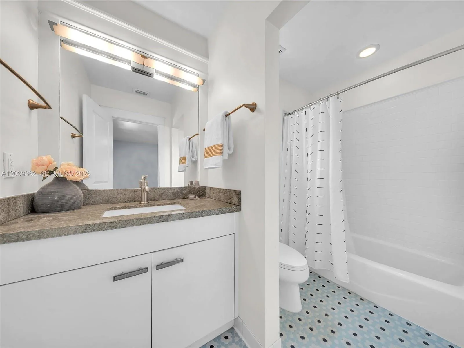 Ensuite (bathroom 3)
