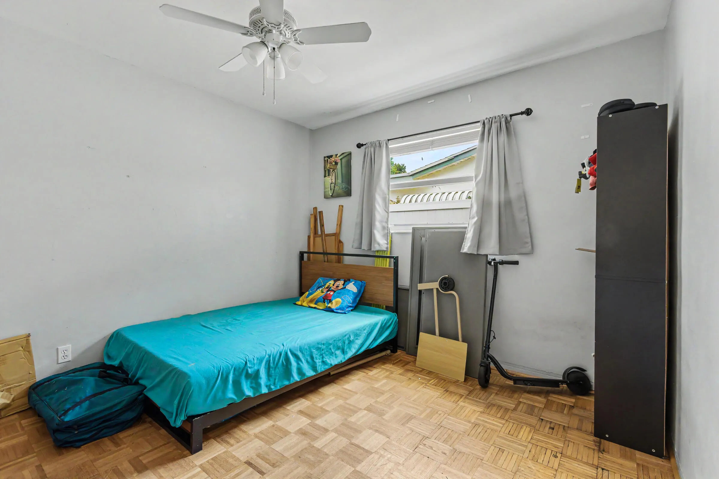 Middle Bedroom