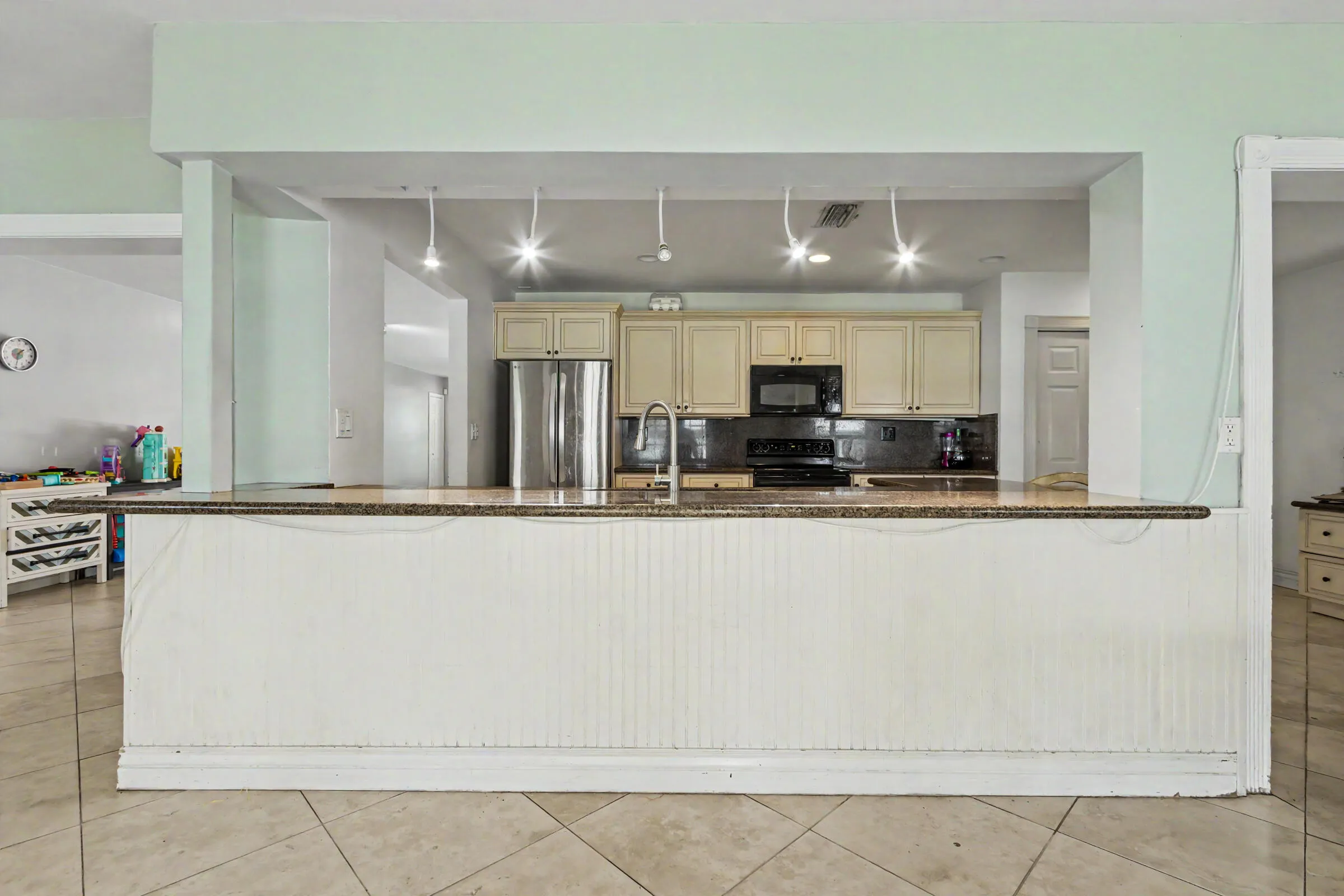 Pass though counter top bar space to bring the kitchen into the living space beyond