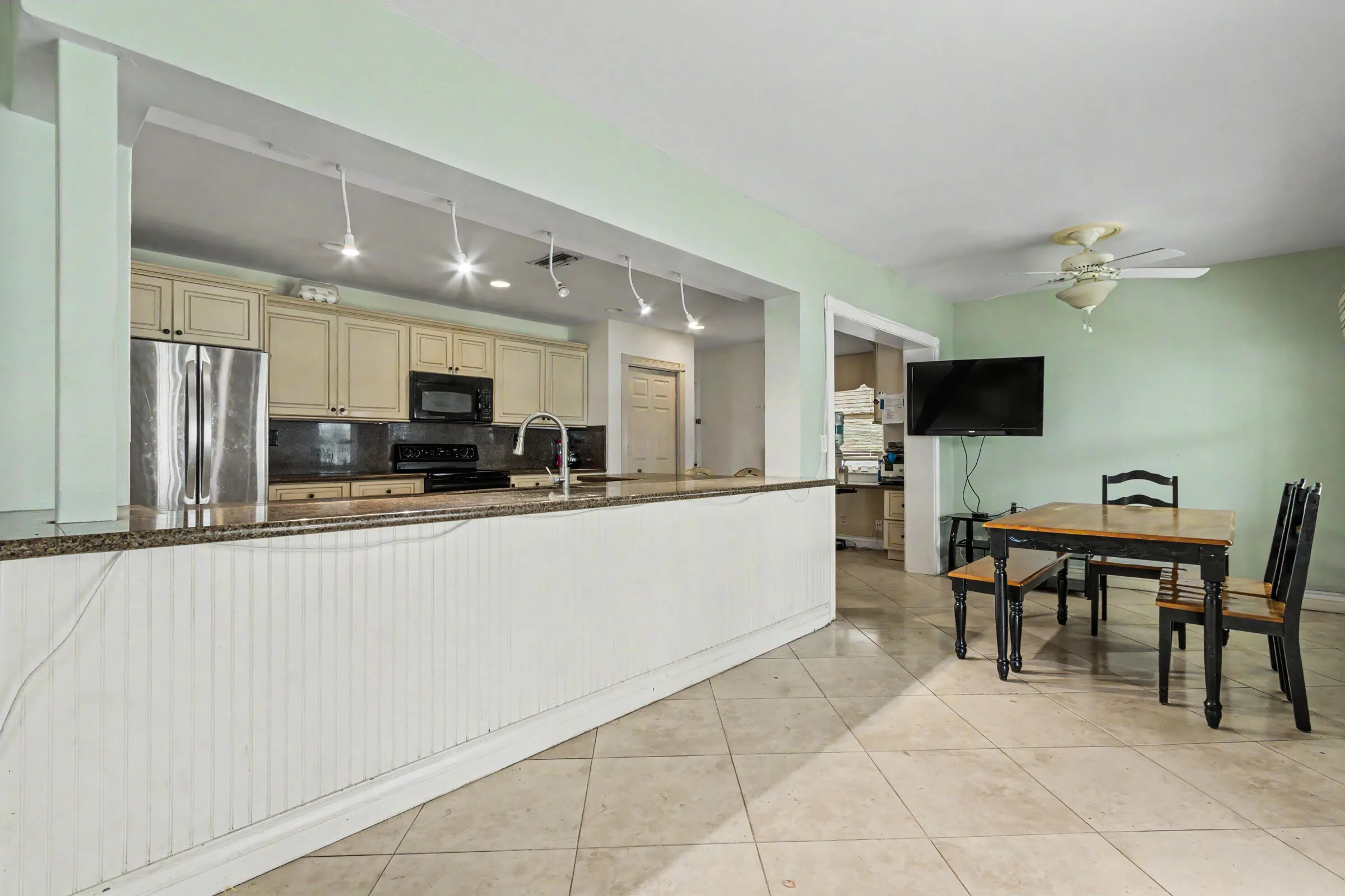 Pass though counter top bar space to bring the kitchen into the living space beyond