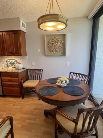 OT 803 Kitchen Eating Area